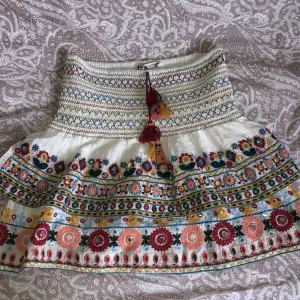 Älskar denna kjol!Säljer pga att det är fel storlek så den är ej använd🫶🏼frakten blir 36kr. Tar endast Swish!🤍Köptes för drygt 500 något🫶🏼