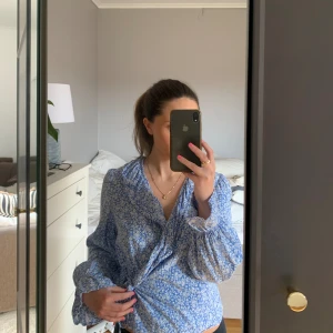 Omlotttop - Säljer denna omlotttoppen som har volang runt sig. Såå fin nu till våren och sommaren💙