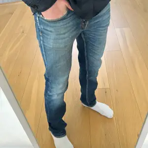 Tja! Jag säljer nu ett par riktigt snygga Tiger of sweden jeans i färgen denimblå storleken är ”W30/L32” och Skicket skulle jag uppskatta till ”8/10” Nypriset ligger runt ”1500kr” Om du har några frågor är de bara att höra av sig!!