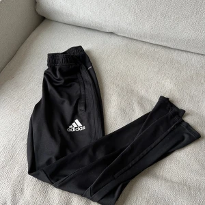 Adidasbyxor  - Svarta adidas byxor i storlek S i nyskick 