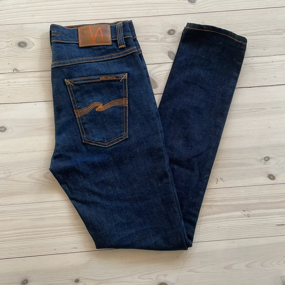 Säljer ett par nudie jeans i mörkblå. Extremt bra skick på byxorna. Storlek 29/32 och Model lean Dean. . Jeans & Byxor.