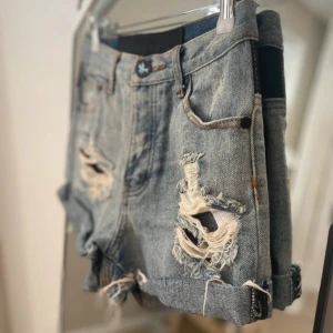 Oneteasoon shorts  - Säljer dessa just nu eftersom dem inte är min stil. Midje måttet: 34cm och höft måttet: 40cm 💕 