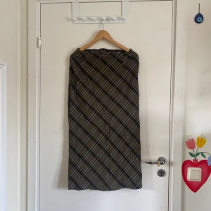 Rutig kjol - Rutig kjol från typ 90-tal. Står strl 46 men skulle säga att det är mer en 36-38