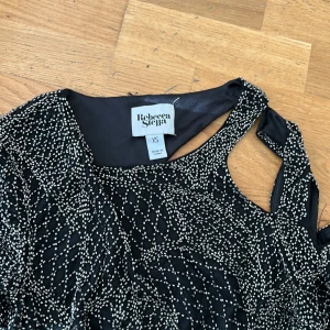 Rebecca Stella klänning  - Helt oanvänd klänning från Rebecka Stella! Klänningen är helt fylld med strass och har en öppen rygg, verkligen snygg!