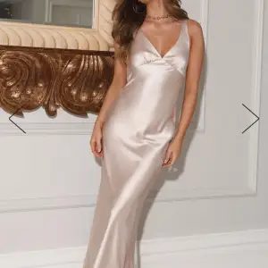 Säljer denna fina klänning från hello molly💗 aldrig använd prislappar sitter kvar, skulle haft på min bal men köpte en annan storlek💗 nypris 1100 + tull 