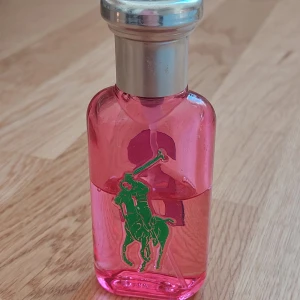 Ralph Lauren 2 Parfym - Ralph Lauren Parfym nr 2💘 50 ml parfymflaska som är lite drygt halvfull. Flaskan har fått lite repor osv som syns på bilder, men inget fel annars.