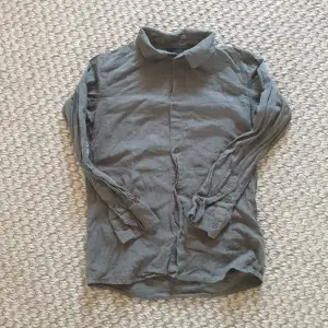 Fin oanvänd skjorta, material Linne, mörkgrön, Gant