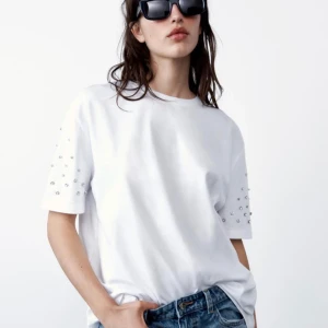 NY, T-shirt med strass - T-shirt i med strass, helt nyinköpt men passar inte mig. Slutsåld i butik och hemsida. Fin till vardags eller finare tillställningar