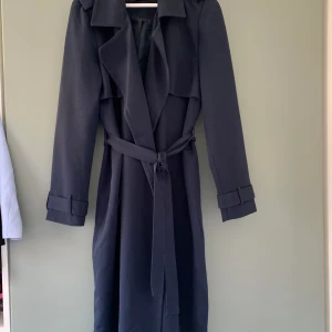 Kappa mörkblå - Mycket sparsamt använd kappa från Vero Moda. Mörkblå modell storlek M. Tunn kappa som är perfekt för vår/sommar!   Finns i Uppsala, kan skickas mot fraktkostnad🌸 