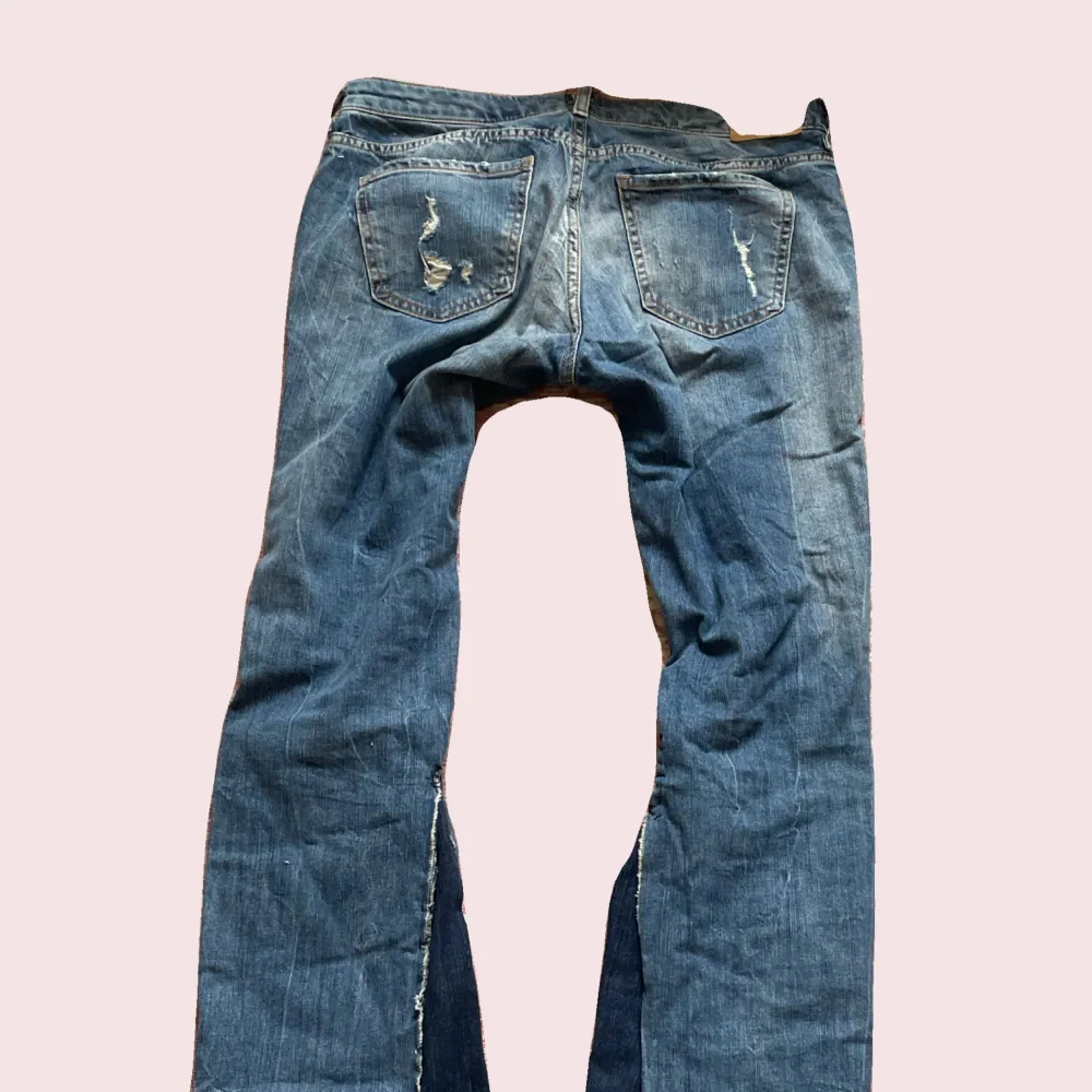 jättesnygga lågmidjade håliga jeans säljer då jag behöver pengar💗. Jeans & Byxor.