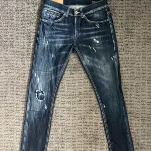 Dondup george jeans - Hej, säljer nu dessa snygga jeans från Dondup. Modellen är ”George” storlek 29, dom är runt 29 i midjan men runt 32 i längd. Passade mig bra som är runt 180. Nypris på jeansen är 3400kr, mitt pris 1000kr! Hör av er vid frågor eller funderingar!