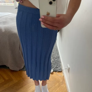 Blå sommar kjol  - Så så fin kjol som tyvärr inte kommer till användning! Stretchig så passar flera storlekar 