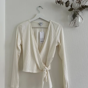 Bubbleroom vit tröja - Superfin vit tröja från bubbleroom helt oanvänd i storlek S, använder inte vita plagg så mycket så därav har den aldrig kommit till användning! Knyt detalj i sidan🌷