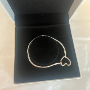 Pandora armband  - Säljer mitt armband som jag fick i födelsedagspresent! Aldrig använt den då jag bär guld. Kostar 799, säljer för 299