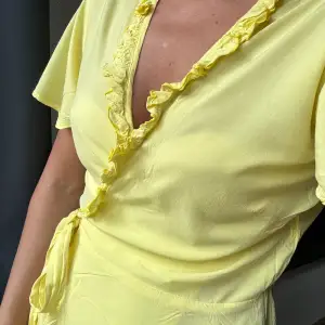 Very cute yellow dress, perfect color for summer. Bought in a sample sale 