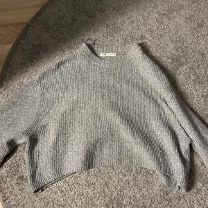Säljer denna gråa fina stickade tröja från Pull&Bear då den tyvärr inte kommer till användning. Skulle säga att den är lite kortare(magtröja) Säljer för 200kr då det finns en liten fläck🩶