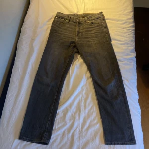 Weekday jeans - Rak passform Modell space - Säljer weekdayjeans i mörkgrå färg. Helt utan defekter i princip helt nya. 600kr nypris!