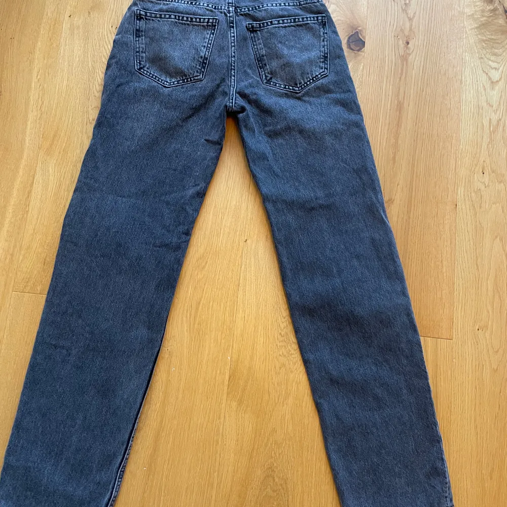 Lågmidjade svarta raka jeans från Gina Tricot. Bra skick och är inte jätte använda. Har storlek 32, hör av dig om du är intresserad . Jeans & Byxor.