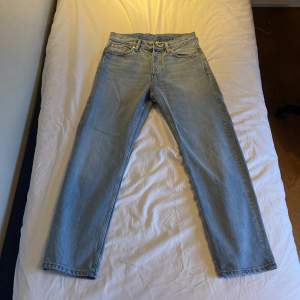 Säljer mina weekday jeans som är i en rak passform. Modell Space. Knappt använda och inga defekter. I princip helt nya! Nypris 600kr