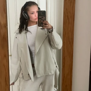 Vit skinn jacka - Vit skinn jacka från bohoo. Super fräsch och snygg jacka, perfekt för våren. Kostade 599 kronor. Storleken är 38 alltså m, den är lite stor men den är snygg oversized. Skriv om ni har några frågor 🩷🩷