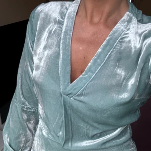 Midi dress  - Beautiful dress in a shiny soft material. The color look so pretty when you get tan. Never worn it 