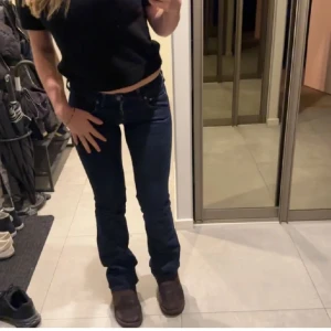 Lågmidjade jeans  - Lågmidjade lee jeans. Jätte bra skick de är marinblå! Skriv vid frågor 