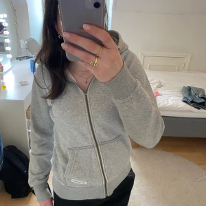 Peak Ziphoodie - Super gullig Peak performance kofta🩷Säljer den för väldigt billig pågrund av att det är slitet som man kan se på bild 2. Snöret till dragkedjan är även borta.