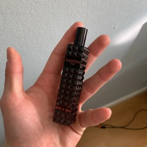 Valentino - Valentino Coral Fantasy! Sjukt god parfym för herr! Köpte ett paket med en 50 ml och en 15 ml så helt full! Luktar gott nu i för sommarn!  Kolla profilen för klädesplagg och köpa gärna bundle!