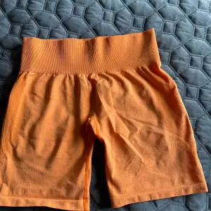 Seamless shorts från märket ”NVGTN ”. Aldrig använda. Endast provade. Bra stretch material & en skugga som framhäver rumpan. EJ SEETHROUGH. 