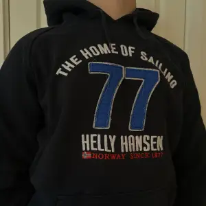 En skön marinblå hoodie från Helly Hansen! Skick 8/10 🤝🏽 Modellen på bilden har strl M och är 173 lång