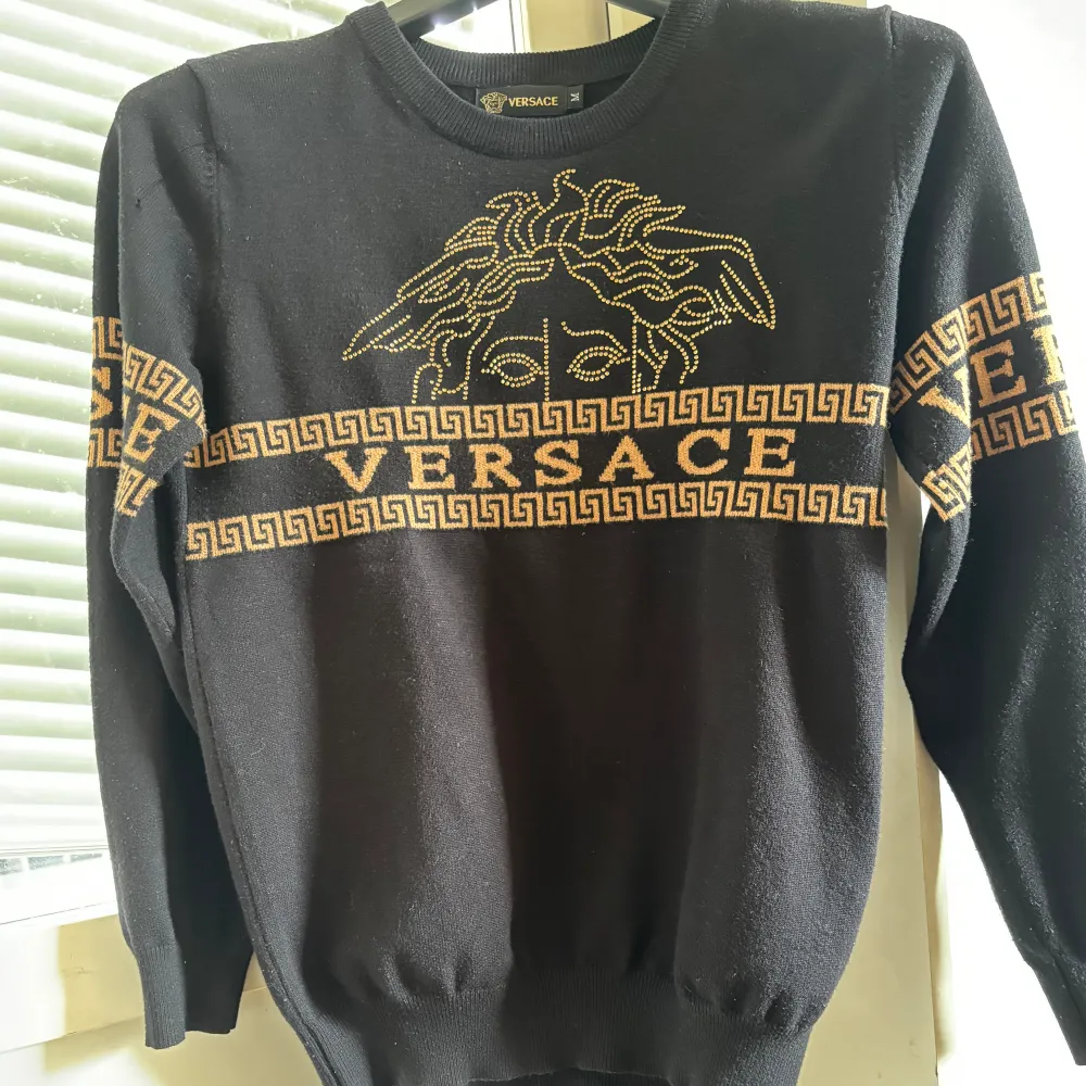 Säljer en riktigt snygg & unik Versace tröja som tyvärr har krympt i tvätten från M till XS och blivit för liten för mig men utöver det har den inga andra defekter.  Nypriset ligger runt 2500kr Kom privat för fler frågor och priset går att diskutera😃. Tröjor & Koftor.