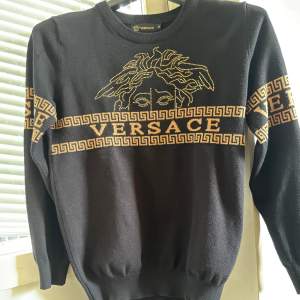 Säljer en riktigt snygg & unik Versace tröja som tyvärr har krympt i tvätten från M till XS och blivit för liten för mig men utöver det har den inga andra defekter.  Nypriset ligger runt 2500kr Kom privat för fler frågor och priset går att diskutera😃