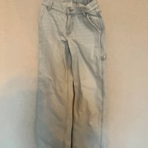 Gina tricot jeans - Ett par jeans som aldrig kommit till använda, dem är i ett bra skick och gör att spänna in om dem är stora i midjan