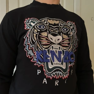 Kenzo tröja  - Populär tröja från Kenzo i suveränt skick! 10/10🤝🏽 Modellen på bilden har strl M och är 173 lång