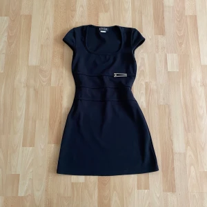 Klänning  - Svart klänning från sällsynta märket Morgan de toi. Passar bra på storlek S