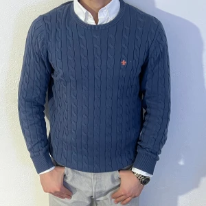 Morris tröja - Morris stickad tröja, den är i fin skick och felfri. Den är i L storlek, men skulle också sitte som M, dock lite lösare. Är 180 cm och väger 73 kg