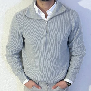 Jack & jones tröja - En jättefin stickad tröja, den är i storlek XL, men jag har storlek M/L därför är den lös på mig och därmed väljer jag att sälja den. Den är felfri.