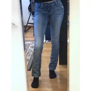 Ljusblå skinny jeans från Vero Moda med låg midja. Stabilt denimtyg. Mått i cm: midja 37,5; höft 44; benvidd nedanför grenen 26; benöppning 16; grenhöjd fram/bak 18/33; innerben 82.