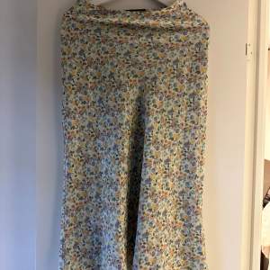 Blommig långkjol från Zara i polyester, jättefin nu till sommaren💐🌷🌸🌺 tyvärr för liten för mig