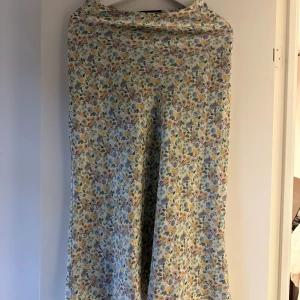 Långkjol ZARA - Blommig långkjol från Zara i polyester, jättefin nu till sommaren💐🌷🌸🌺 tyvärr för liten för mig