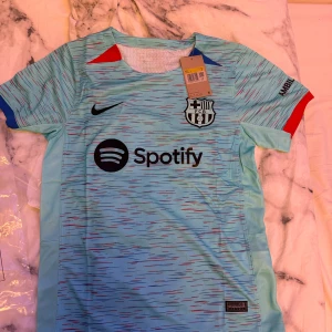 Barca tröja  - Hej, jag vill sälja den här helt ny oanvända Barca tröja eftersom den har aldrig kommit till användning pris kan diskuteras 💕💕