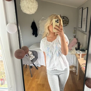 Söt blis - Super söt blus med broderi💗