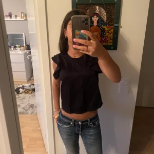 T-shirt - En as snygg t-short med volanger as snygg och passar till allt🥰 nypris 349kr