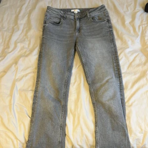 Grå jeans lågmidjsde  - Ett par snygg grå låg midjade bootcut jeans. Bra skick, är lite slitna där nere men var så när jag köpte dom. 