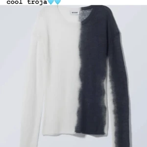 Weekday tröja - INTRESSEKOLL på min populära weekday tröja! Helt slutsåld och bara använd 1 gång. Köpte för ungefär 250, så tänker att jag lägger upp för 200☺️den är ganska stor i storlek, skulle nog säga att den passar dig som har storlek xs/S 