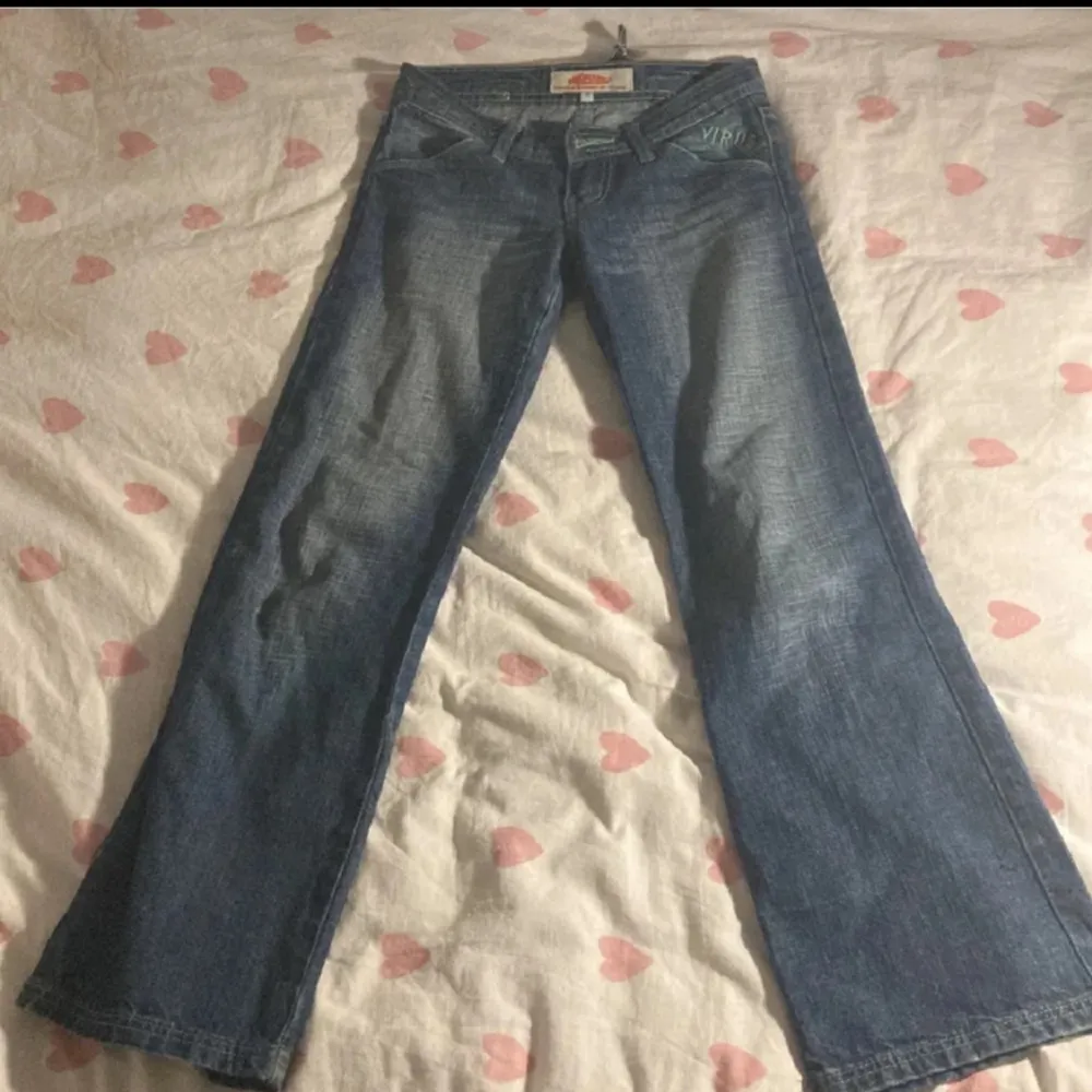 (Lånade bilder)  As snygga lågmidjade bootcut jeans från märket virus. Super coola med gröna sömmar 💗 Köpta här på Plick men var för små för mig 💕 midjemått rakt över: 37 innerbenslängd: 73. Jeans & Byxor.