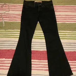Säljer ett par lågmidjade svarta wrangler jeans. Midjemått: 40cm Innerbenslängd: 78cm Kan mötas upp vid köp eller frakta. Kontakta vid frågor😛 kan gå ner i pris vid snabb affär 