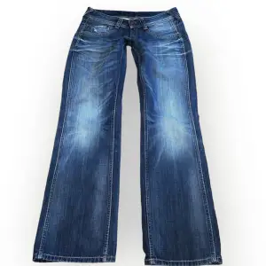 Vintage baggy lågmidjade utsvänga jeans från Pepe Jeans, lite slitna i botten, strl M eller större S // midja 38cm, längd 100, innerbens 79