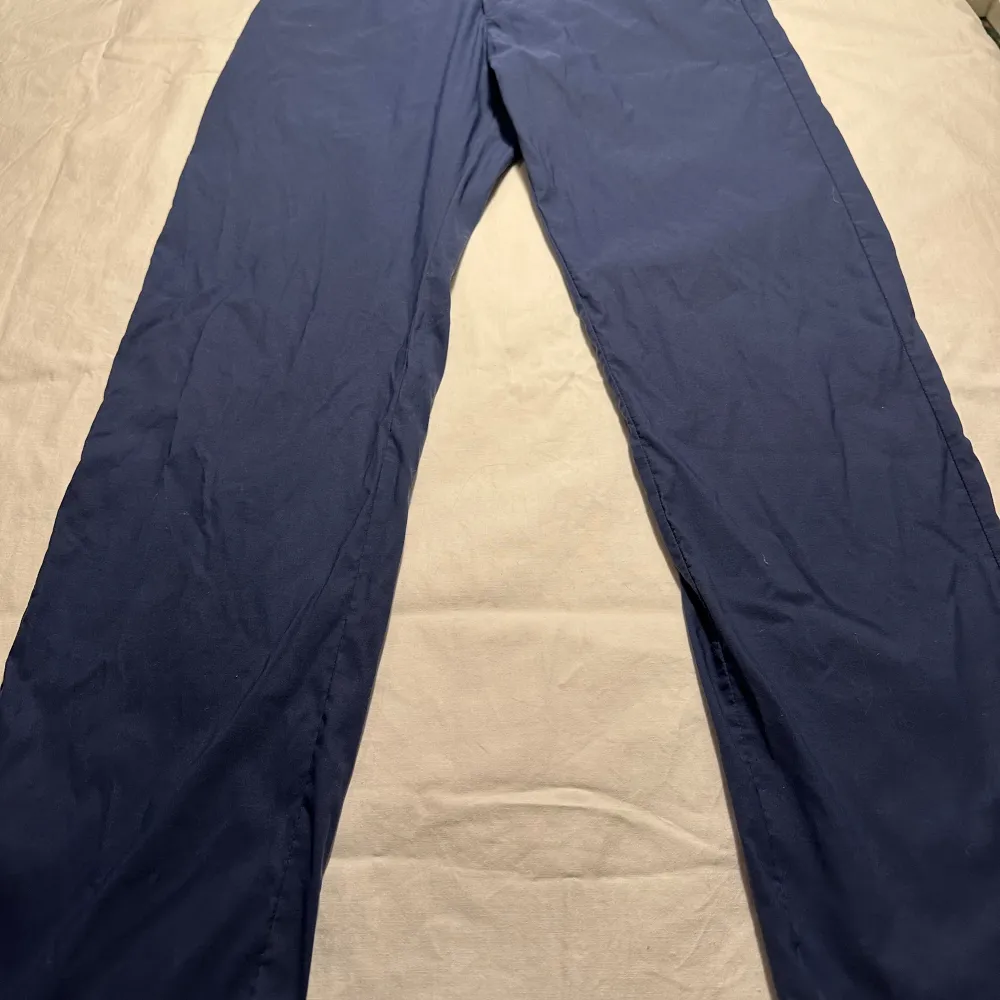 Peak performance byxor i färgen blå i tunt material och inga skador eller fläckar   Andvänt fåtal gånger. Jeans & Byxor.
