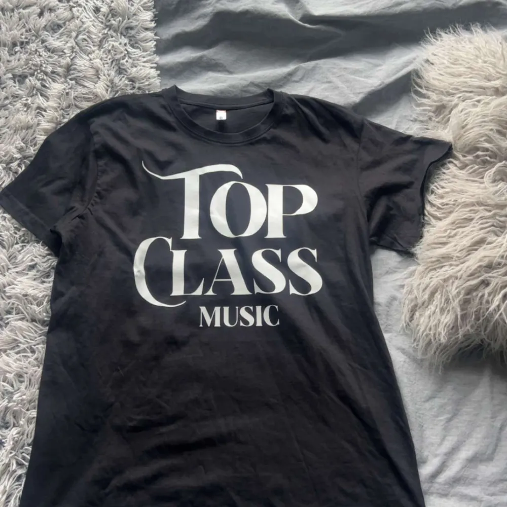 Tjena, säljer helt nya Top class tröjor. Finns i Storlek S/M/L, 50x, skriv vid minsta fundering eller fråga!🙂 300. T-shirts.